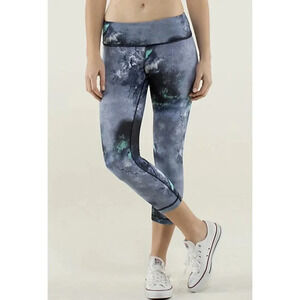 Lululemon Women's Size 6 Blue Galaxy Milky Way Crop Athletic Leggings